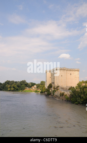 Schloss Chateau "du Roi Rene" an den Ufern des Flusses Rhone in Tarascon Provence Frankreich zeigt massiven Mauern und Zinnen Stockfoto