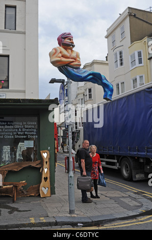 Dieser große Dschinnie-Charakter hat ein Auge auf Dinge in der St. James's Street in Brighton, Großbritannien, die der rat entfernen will Stockfoto