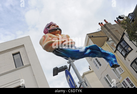 Dieser große Dschinnie-Charakter hat ein Auge auf Dinge in der St. James's Street in Brighton, Großbritannien, die der rat entfernen will Stockfoto