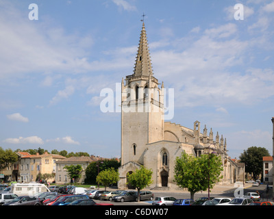 Saint Martha Church gegründet im 10. Jahrhundert mit romanischen und gotischen Elementen und Spire in Tarascon Provence Frankreich Stockfoto