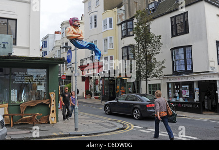 Dieser große Dschinnie-Charakter hat ein Auge auf Dinge in der St. James's Street in Brighton, Großbritannien, die der rat entfernen will Stockfoto
