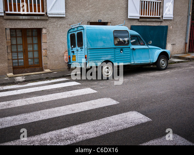 Citroen 2cv van parkte vor einem Fußgängerüberweg in Frankreich Stockfoto