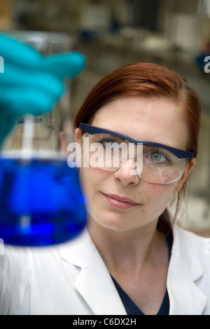 Chemie-Laborantin, Mülheim ein der Ruhr, Deutschland Stockfoto