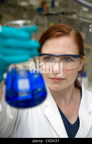 Chemie-Laborantin, Mülheim ein der Ruhr, Deutschland Stockfoto