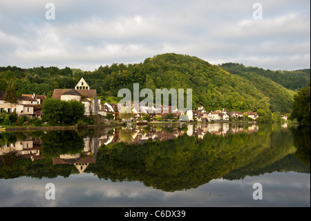 Beaulieu-Sur-Dordogne-Frankreich spiegelt sich im See Stockfoto