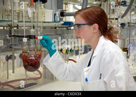 Chemie-Laborantin, Mülheim ein der Ruhr, Deutschland Stockfoto