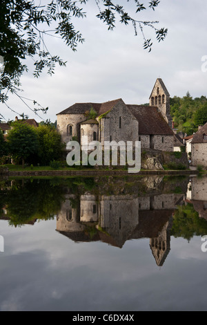 Beaulieu-Sur-Dordogne-Frankreich spiegelt sich im See Stockfoto