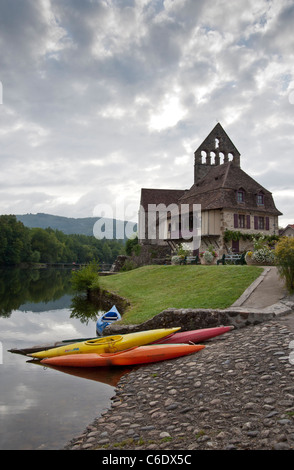 Beaulieu-Sur-Dordogne-Frankreich spiegelt sich im See Stockfoto