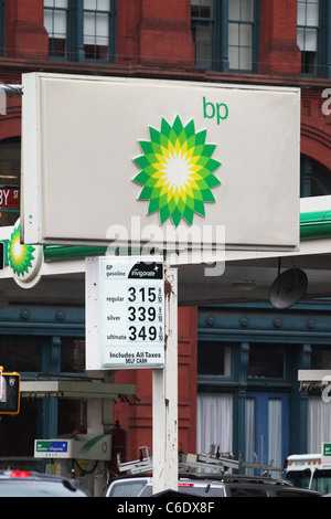 Wütend New Yorker zeigen ihre Wut über den Golf von Mexiko Ölpest - durch Schmierereien BP Schilder mit brauner Farbe. Trupps zu knacken Stockfoto