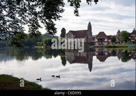 Beaulieu-Sur-Dordogne-Frankreich spiegelt sich im See Stockfoto