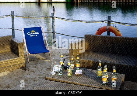 Entleerte Flaschen von lokalen hessischen Apfelwein trinken (Apfelwein) zurückgelassen auf einem Tisch im King Kamehameha Beach Club in Offenbach. Stockfoto