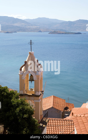 Ein Blick auf das Meer über Dächer, Molivos, Griechenland Stockfoto