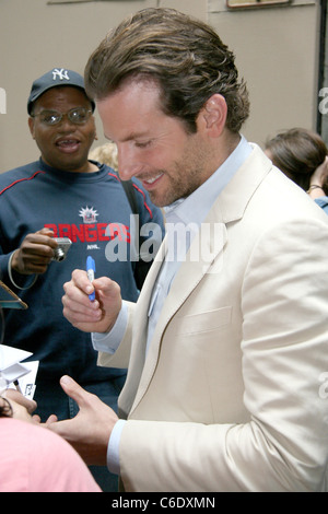 Bradley Cooper Unterzeichnung Autogramme prominente außerhalb der ABC Studios für einen Auftritt in New York "Live with Regis and Kelly" Stockfoto