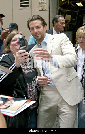 Bradley Cooper Unterzeichnung Autogramme prominente außerhalb der ABC Studios für einen Auftritt in New York "Live with Regis and Kelly" Stockfoto