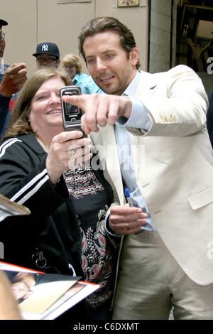 Bradley Cooper Unterzeichnung Autogramme prominente außerhalb der ABC Studios für einen Auftritt in New York "Live with Regis and Kelly" Stockfoto