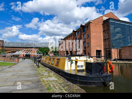 Schmale Boot gefesselt auf dem Bridgewater Kanal im Zentrum von Manchester Stockfoto