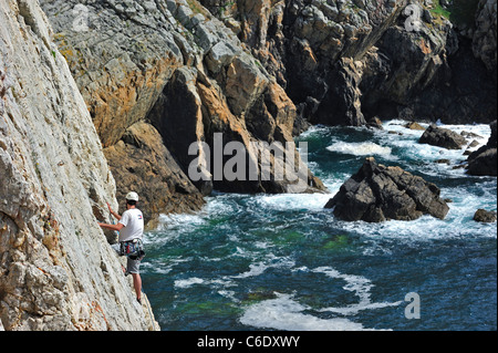 Kletterer Klettern Felswand an der Pointe de Pen-Hir, Finistère, Bretagne, Frankreich Stockfoto