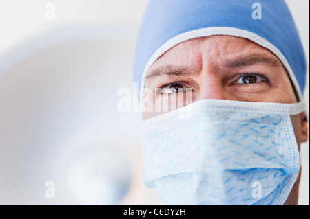 USA, New Jersey, Jersey City, männliche Chirurg tragen Mundschutz Stockfoto