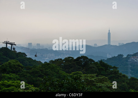 Blick über Taipei City an einem nebligen Tag aus Bergen am Maokong Gondel, Taipei, Taiwan Stockfoto