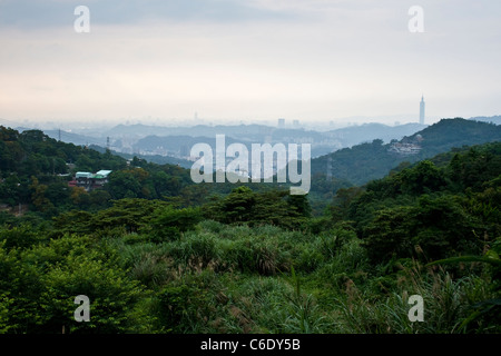 Blick über Taipei City an einem nebligen Tag aus Bergen am Maokong Gondel, Taipei, Taiwan Stockfoto
