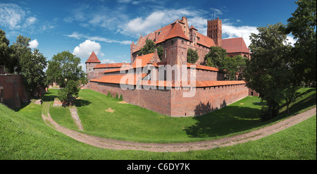 Panoramablick über den Deutschen Orden Schloss Marienburg aus seiner Südecke. Eine Zeile Panorama mit 145 Gr. horizontal FOV. Stockfoto