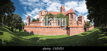 Panoramablick über den Deutschen Orden Schloss in Marienburg von der Südseite. Multi-Row-Panorama mit 215 g horizontal FOV. Stockfoto