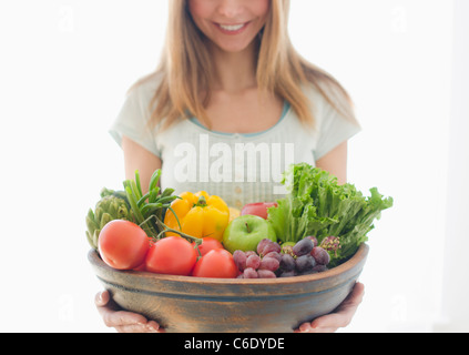 Frau mit Schale von Bio-Obst und Gemüse Stockfoto