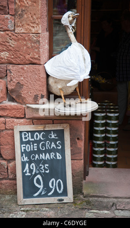 Gänseleber-Shop in Collonges La Rouge Frankreich mit gefüllte Gans außerhalb auf dem display Stockfoto