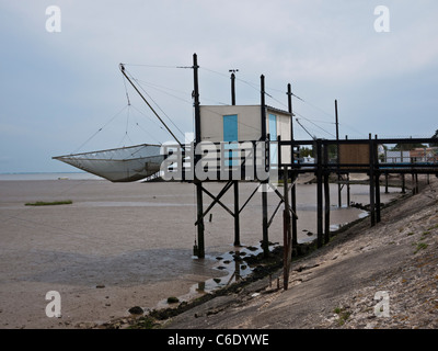 Fishermens Hütte mit hängenden Netzen, Carrelets, an der Mündung der Gironde in Frankreich Stockfoto