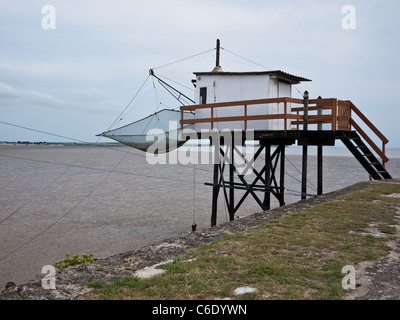 Fishermens Hütte mit hängenden Netzen, Carrelets, an der Mündung der Gironde in Frankreich Stockfoto