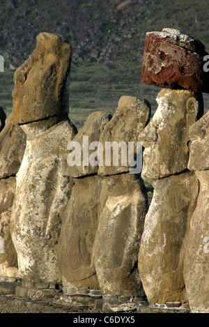 Nahaufnahme der Ahu Tongariki, die größte Moai-Plattform. Rapa Nui, Osterinsel, Pazifischen Inseln, Chile, Südamerika Stockfoto