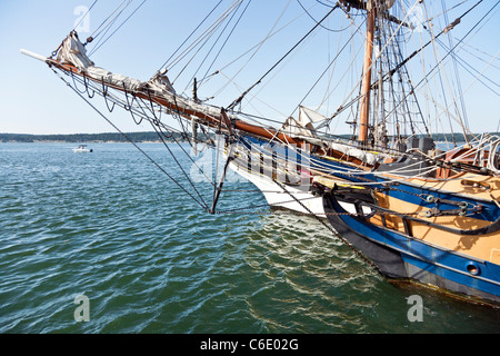 Bug der Großsegler Lady Washington über Bug der Hawaiian Chieftain vertäut am alten Coupeville wharf Whidbey Island Washington Stockfoto