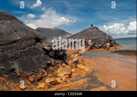 Heiße Quellen und der aktive Vulkan Tavurvur. Rabaul, East New Britain Papua New Guinea Stockfoto