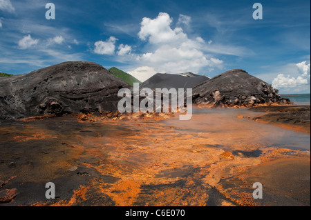 Heiße Quellen und der aktive Vulkan Tavurvur. Rabaul, East New Britain Papua New Guinea Stockfoto