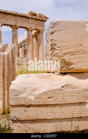 Griechenland, Athen, Akropolis, griechische Inschrift auf Ruinen des Parthenon Stockfoto