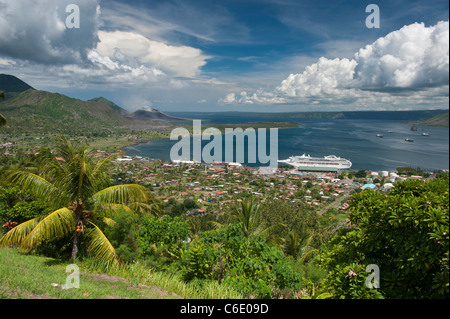 Panoramablick auf Rabaul-Bucht und Stadt mit Kreuzfahrtschiff und aktive Vulkan Tavurvur, East New Britain, Papua New Guinea Stockfoto