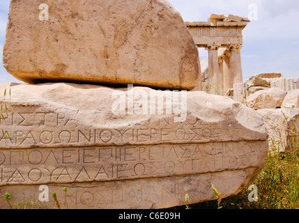 Griechenland, Athen, Akropolis, griechische Inschrift auf Ruinen des Parthenon Stockfoto