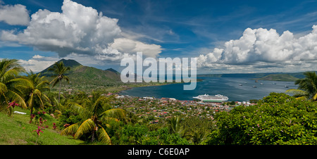 Panoramablick auf Rabaul-Bucht und Stadt mit Kreuzfahrtschiff und aktive Vulkan Tavurvur, East New Britain, Papua New Guinea Stockfoto