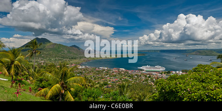 Panoramablick auf Rabaul-Bucht und Stadt mit Kreuzfahrtschiff und aktive Vulkan Tavurvur, East New Britain, Papua New Guinea Stockfoto