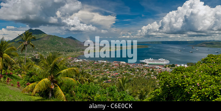 Blick auf Rabaul Stadt mit Kreuzfahrtschiff und aktiven Vulkan Tavurvur in der Ferne, East New Britain, Papua New Guinea Stockfoto