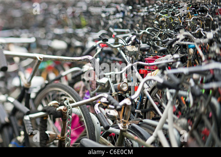 Europa, Niederlande, Holland, Amsterdam, Fahrrad Parken in Amsterdam Zentralverriegelung außerhalb der Hauptbahnhof Stockfoto