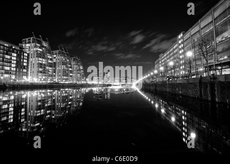 Salford Quays in der Nacht mit Detroit-Brücke in der Ferne in wunderschönen schwarzen und weißen Tönen Stockfoto