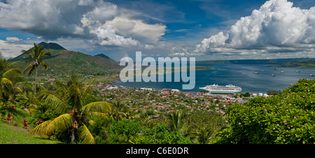 Blick auf Rabaul Stadt mit Kreuzfahrtschiff und aktiven Vulkan Tavurvur in der Ferne, East New Britain, Papua New Guinea Stockfoto