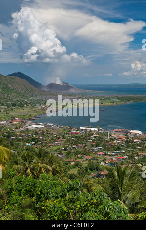 Blick auf Rabaul-Bucht und aktiven Vulkan Tavurvur, East New Britain, Papua New Guinea Stockfoto