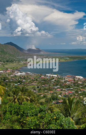 Blick über die Stadt Rabaul und aktiven Vulkan Tavurvur in der Ferne, East New Britain, Papua New Guinea Stockfoto