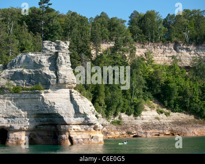 Bergleute Burg ist die berühmte Bildung von den abgebildeten Felsen-Staatsangehöriger Lakeshore in Michigans obere Halbinsel Kajakfahrer auf dem See Stockfoto