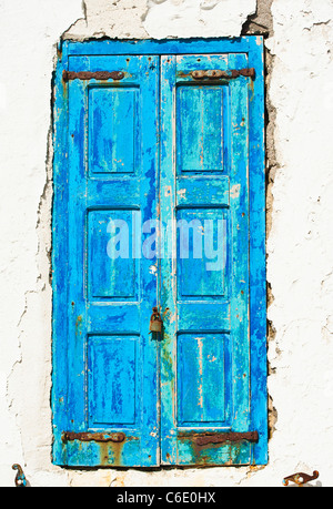 Griechenland, Kykladen, Mykonos, alte blaue Tür Stockfoto