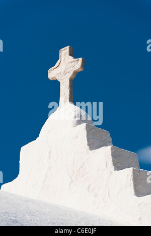Griechenland, Kykladen, Mykonos, Kreuz auf Kirchendach Stockfoto