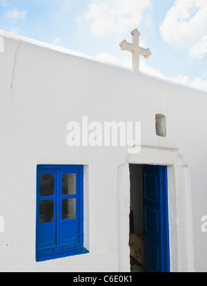 Griechenland, Kykladen, Mykonos, Kirche mit Kreuz auf Dach Stockfoto