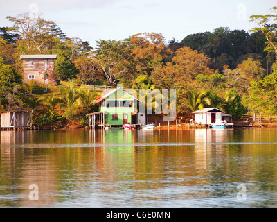 Karibisches Haus am Meer im Dorf Bocatorito, San Cristobal Insel, Bocas del Toro, Panama Stockfoto